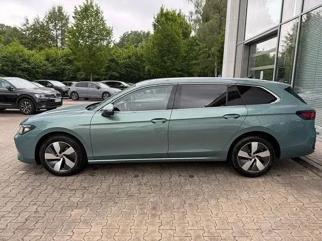 Gebraucht VW Passat Business 150 PS (110 kW) 2025 Maripositgrün metallic Kombi
