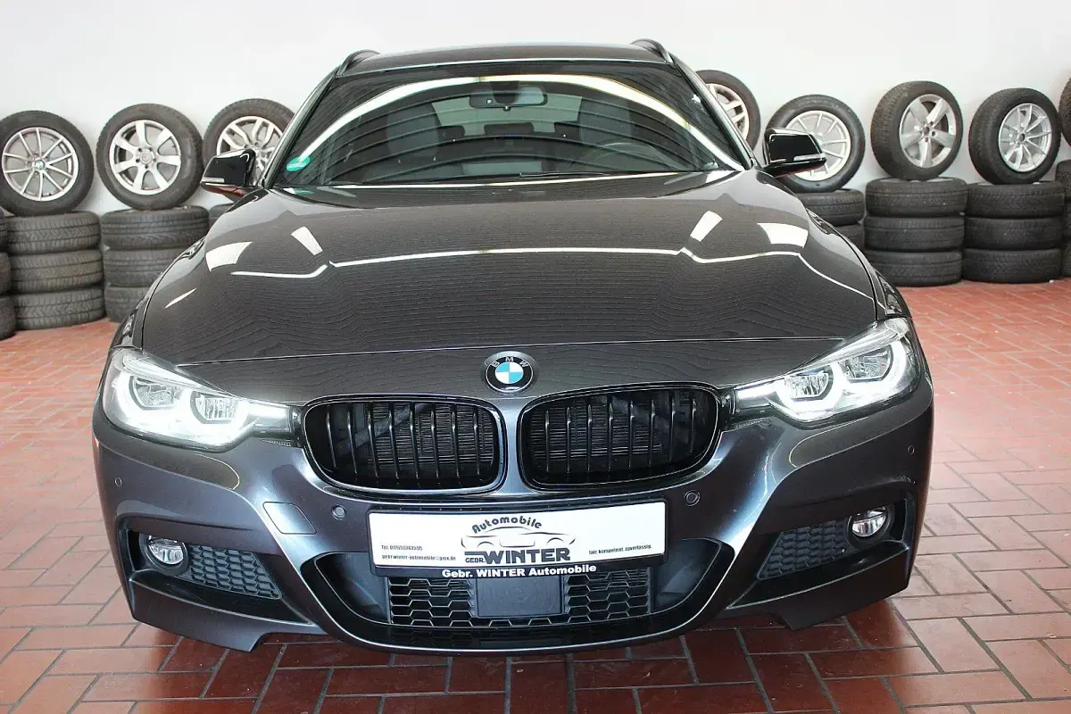 Gebraucht BMW 330 Shadowline 252 PS (185 kW) 2019 Mineralgrau Kombi