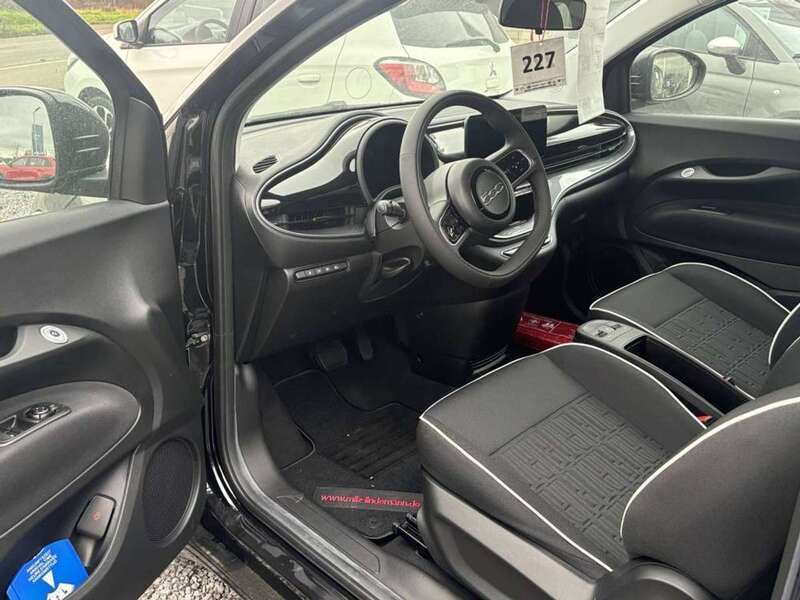 Gebraucht Fiat 500e 86 kW (118 PS) 2024 Schwarz Kleinwagen