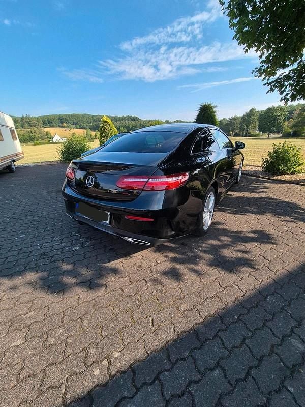 Schwarz Gebraucht 2018 Mercedes E200 AMG line Coupé | 29.000 € (Fairer Preis) - Bild 1/4
