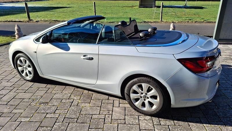 Usado Opel Cascada 170 HP (125 kW) 2014 Andere farben Cabrios