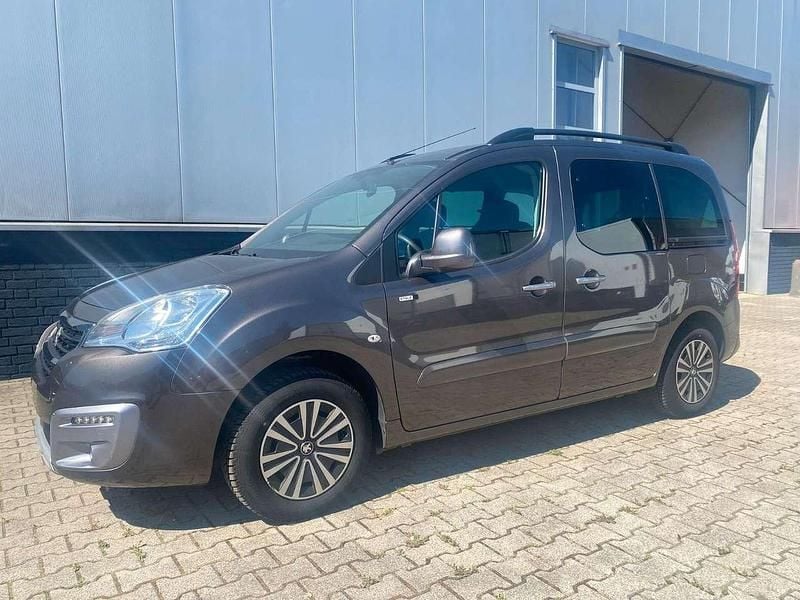 Grau Gebraucht 2017 Peugeot Partner Van / Kleinbus | 7.800 € (Etwas zu teuer) - Bild 1/4