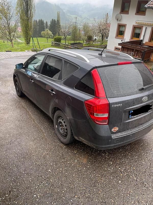 Second-hand Kia Ceed 105 CP (77 kW) 2012 Gri Hatchback