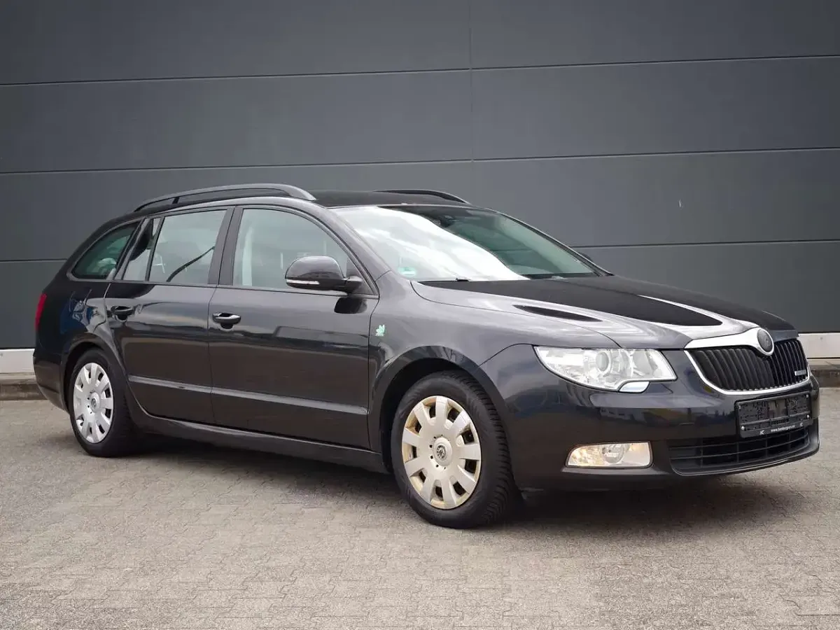 Gebraucht Skoda Superb GreenLine 200 PS (147 kW) 2012 Schwarzmagic perleffekt Kombi
