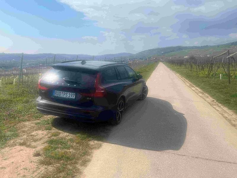 Gebraucht Volvo V60 Plus 197 PS (144 kW) 2025 Schwarz Kombi