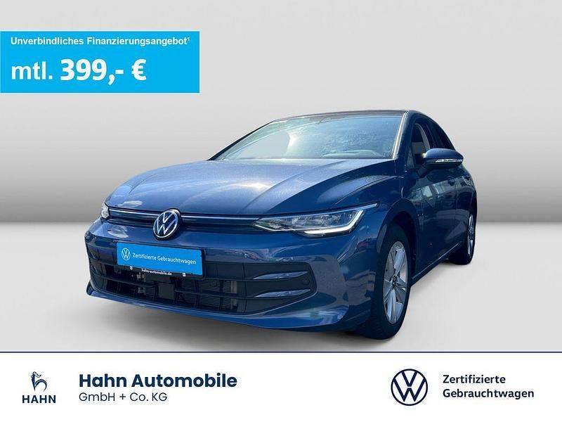 Anemonenblau metallic Gebraucht 2024 VW Golf VIII Life Limousine | 26.360 € (Fairer Preis) - Bild 1/3