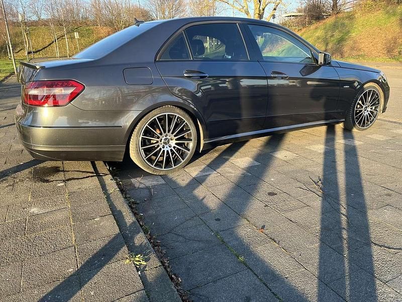 Gebraucht Mercedes E250 204 PS (150 kW) 2009 Grau Limousine