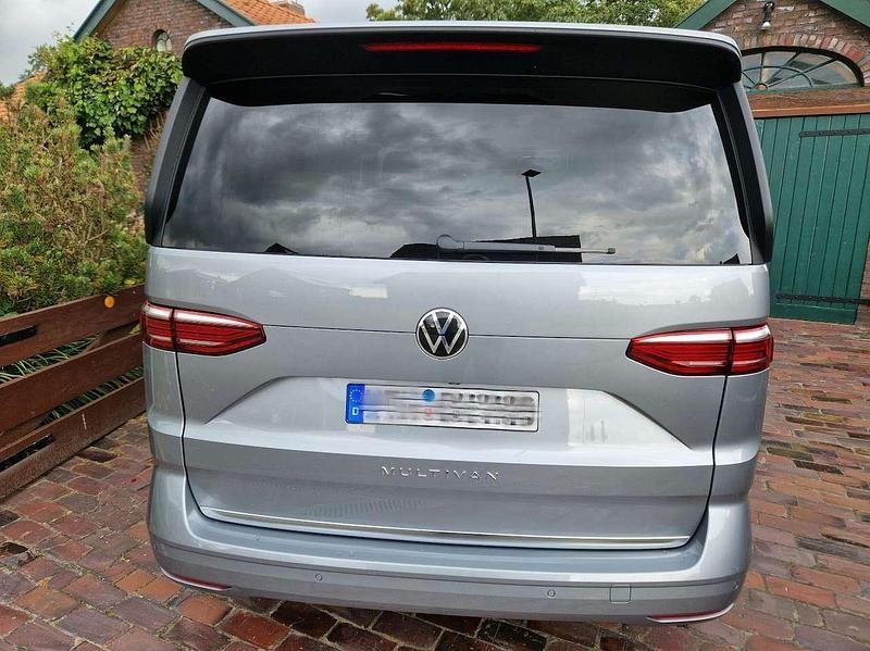 Gebraucht VW Multivan Style 150 PS (110 kW) 2023 Silber Van