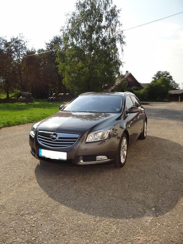 Grau metallic Gebraucht 2010 Opel Insignia Kombi | 17.900 € - Bild 1/4