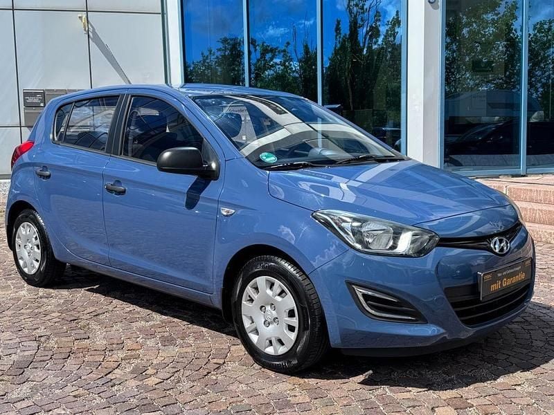 Blau Gebraucht 2015 Hyundai i20 Trend Limousine | 5.490 € (Fairer Preis) - Bild 1/4