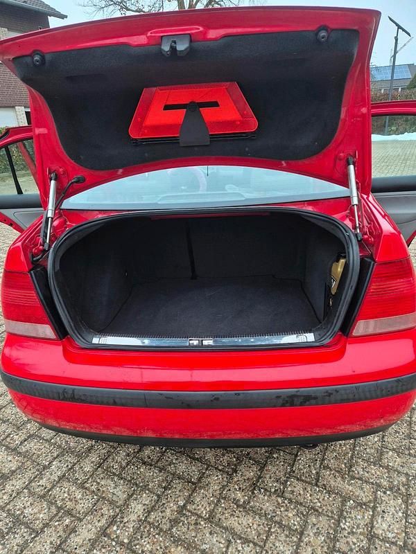 Second-hand VW Bora 75 CP (55 kW) 2002 Roșu Berlinǎ