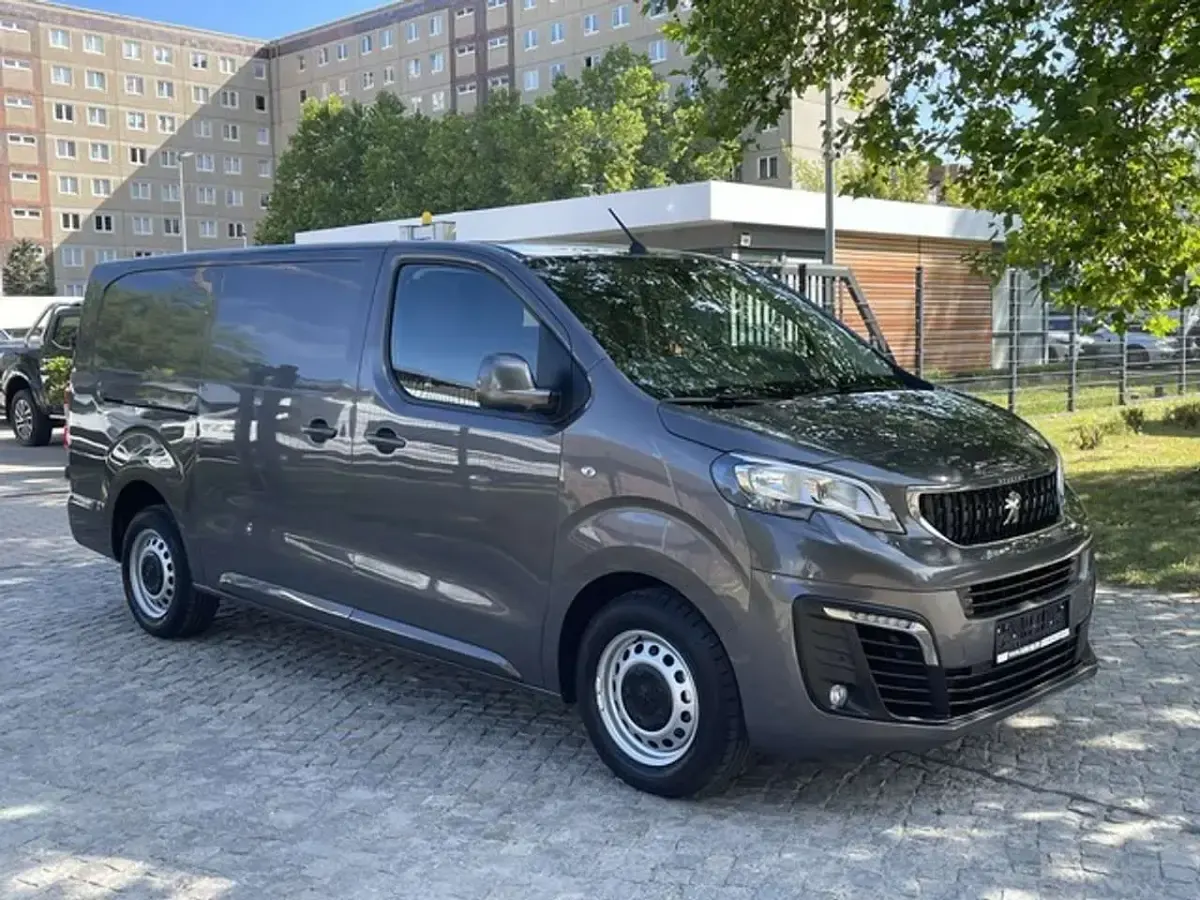 Gebraucht Peugeot Expert Premium 122 PS (89 kW) 2019 Schwarz Van