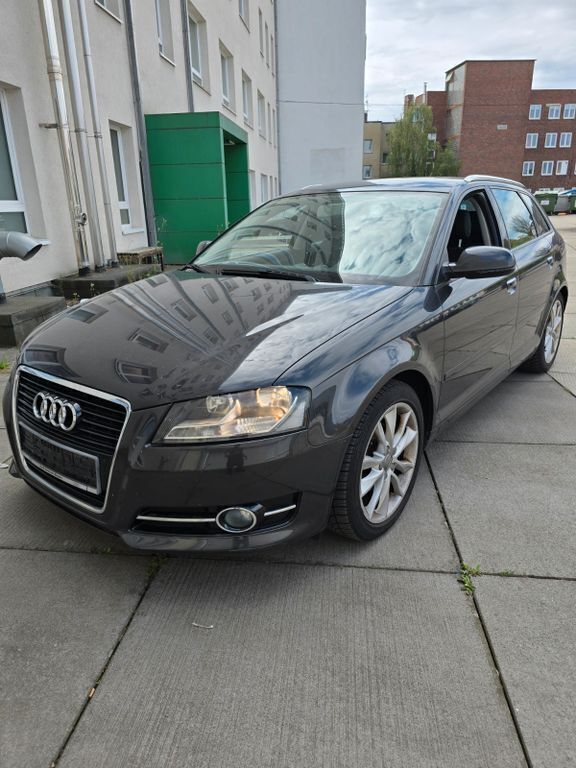 Grau Gebraucht 2012 Audi A3 Sport Limousine | 5.600 € (Fairer Preis) - Bild 1/4