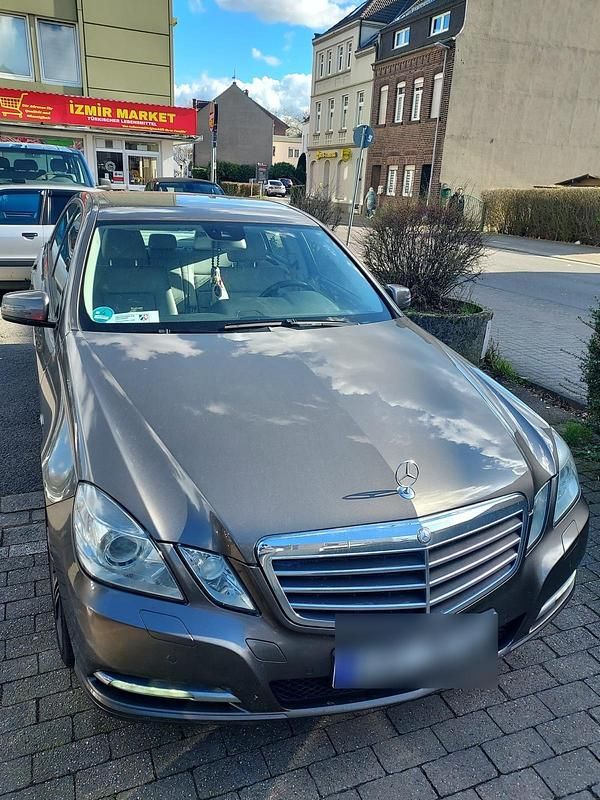 Second-hand Mercedes E200 136 CP (100 kW) 2011 Auriu Berlinǎ