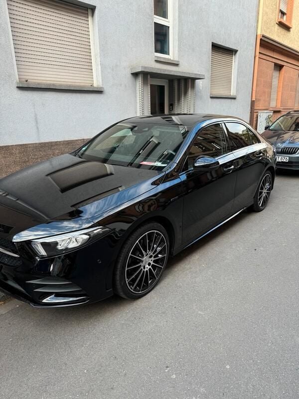 Schwarz Gebraucht 2021 Mercedes E250 Limousine | 25.800 € (Fairer Preis) - Bild 1/4