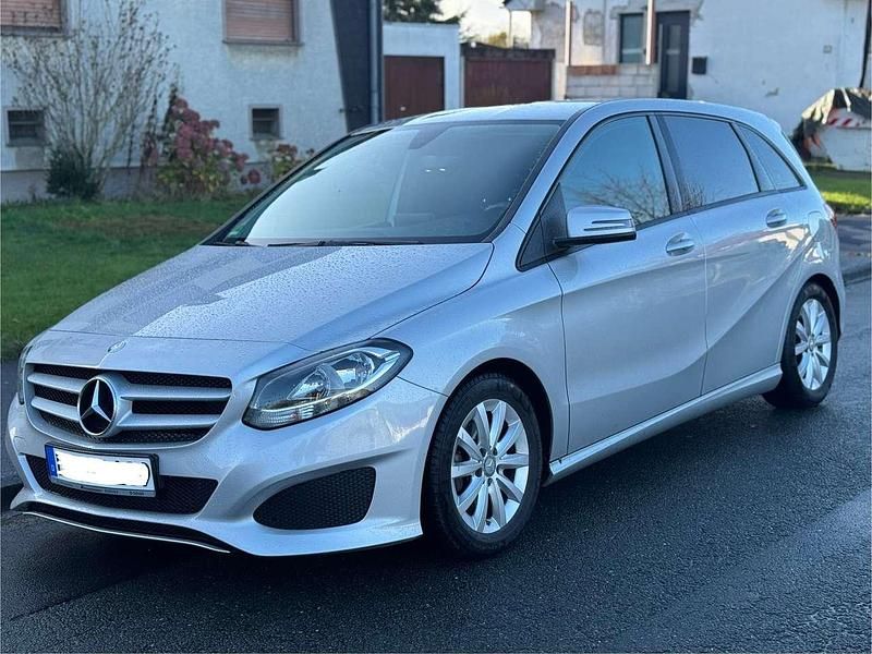 Silber Gebraucht 2016 Mercedes 180 Edition Limousine | 8.450 € (Guter Preis) - Bild 1/4