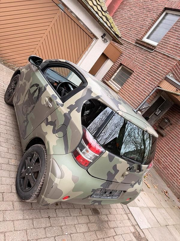 Gebraucht Toyota iQ 68 PS (50 kW) 2013 Silber Kleinwagen