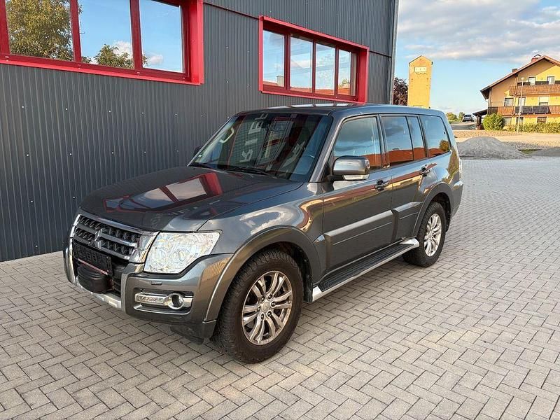 Dark grey Gebraucht 2017 Mitsubishi Pajero SUV | 26.900 € (Etwas zu teuer) - Bild 1/4