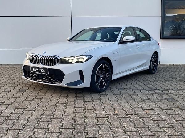 Weiß (alpinweiss iii) Neu 2025 BMW 330e Comfort Edition Limousine | 525.499 € - Bild 1/4