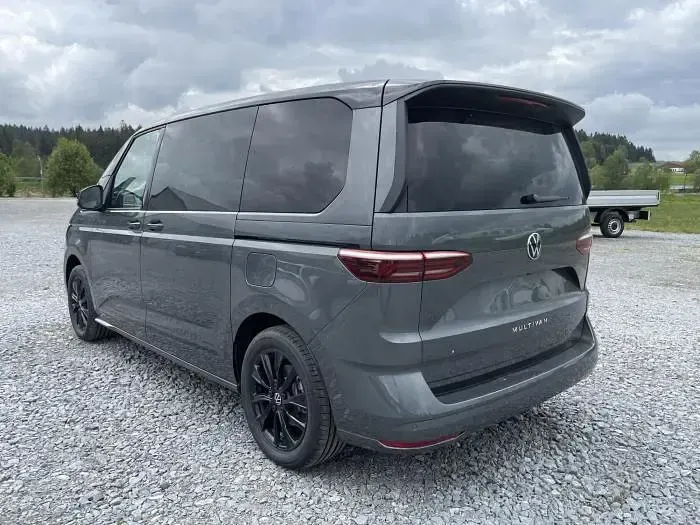 Neu VW Multivan Life 150 PS (110 kW) 2026 Grau, indiumgrau metallic (x3) Van / Kleinbus