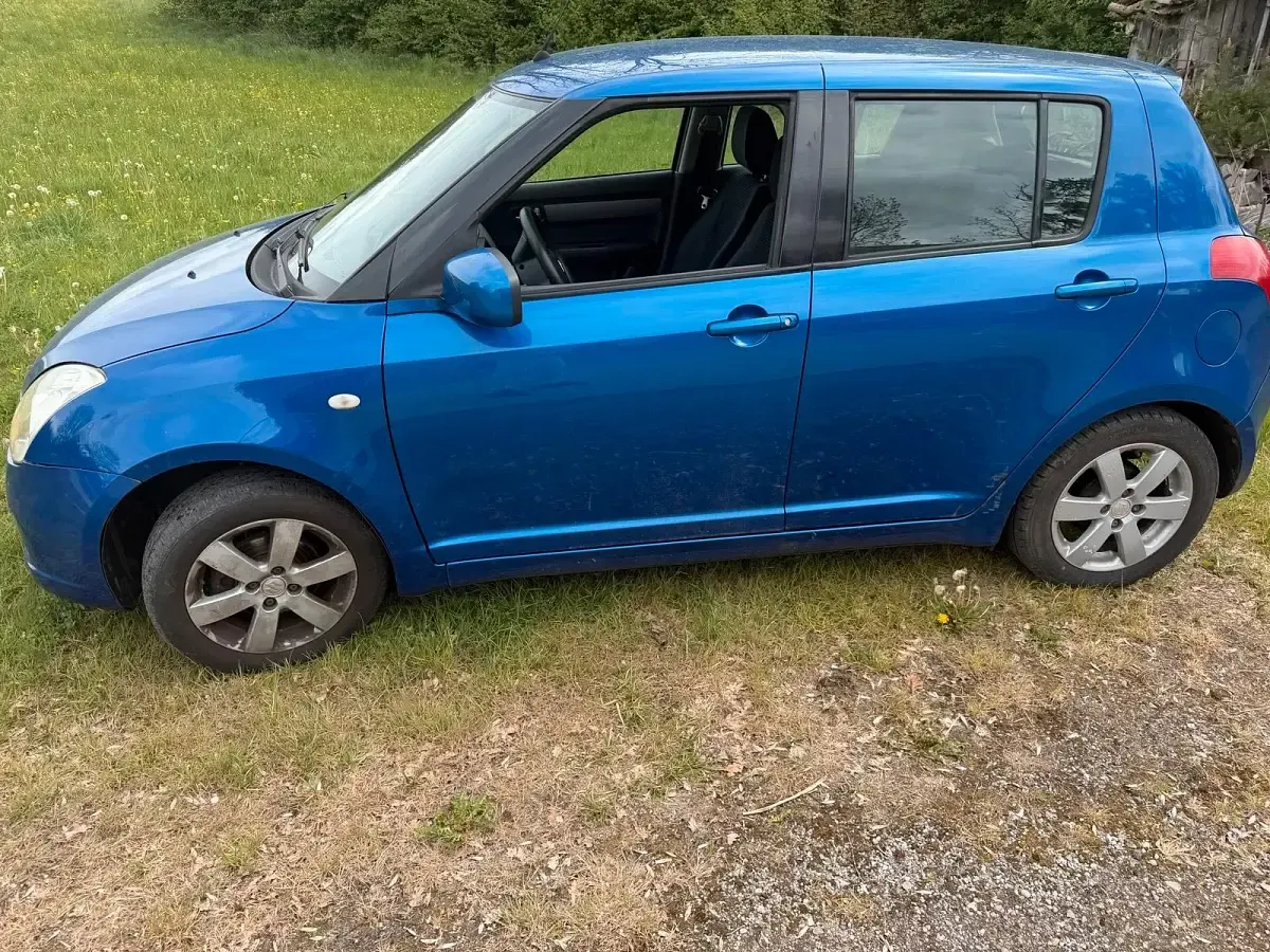 Używany Suzuki Swift 92 KM (67 kW) 2005 Niebieski Hatchback