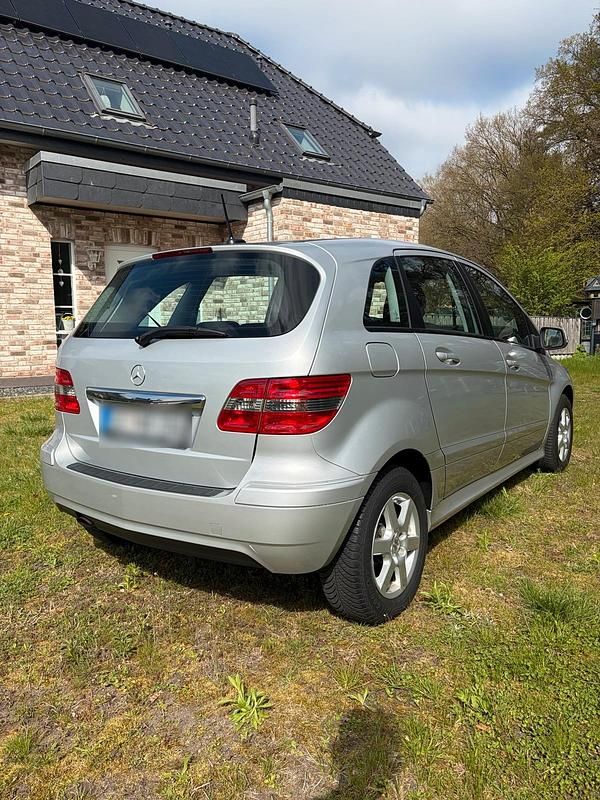 Gebraucht Mercedes B150 95 PS (69 kW) 2009 Silber Van / Kleinbus