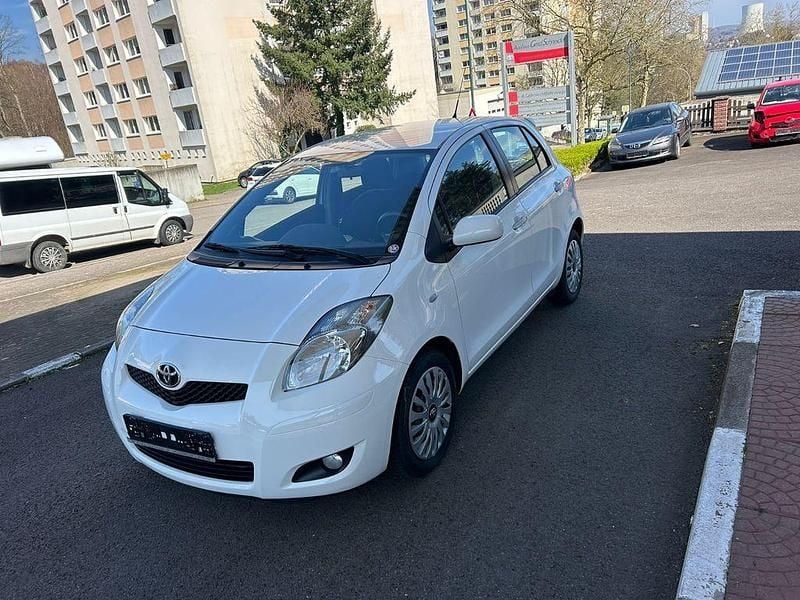Gebraucht Toyota Yaris Edition 99 PS (72 kW) 2010 Weiß Kleinwagen