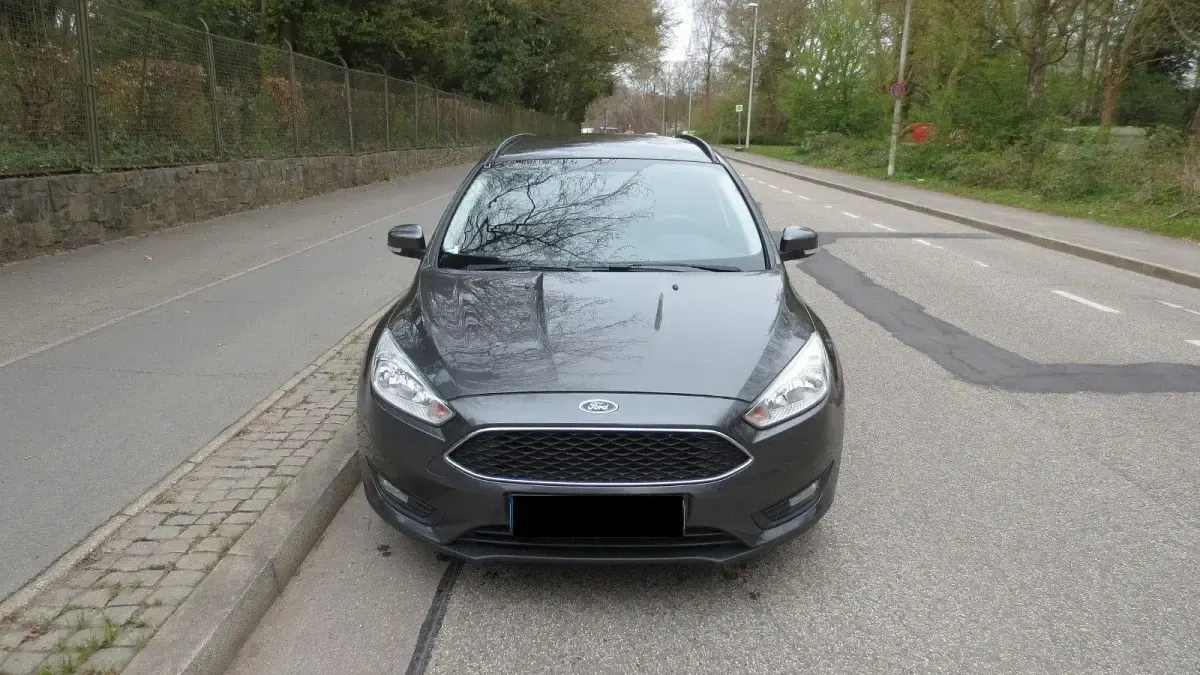 Gebraucht Ford Focus Trend 125 PS (91 kW) 2018 Grau Limousine