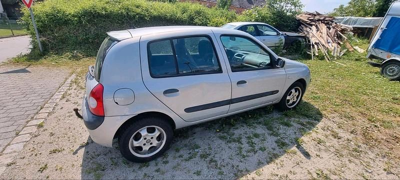 Silber Gebraucht 2004 Renault Clio II Kleinwagen | 650 € (Guter Preis) - Bild 1/4