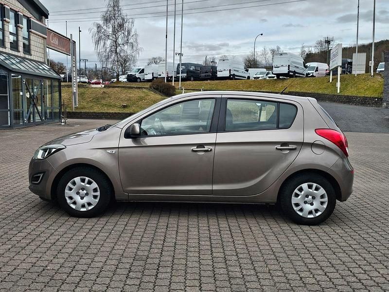 Gebraucht Hyundai i20 Trend 86 PS (63 kW) 2012 Braun Kleinwagen