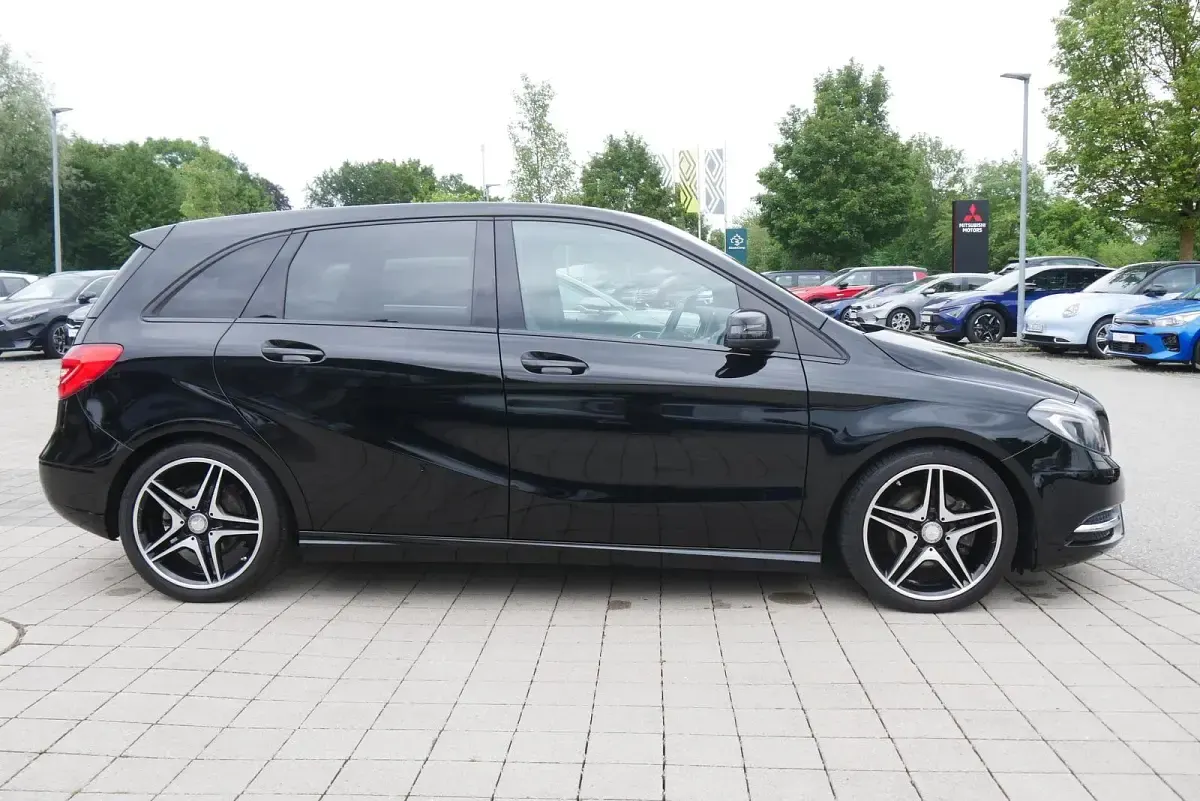 Gebraucht Mercedes B200 136 PS (100 kW) 2014 Kosmosschwarz  metalliclack Kleinwagen