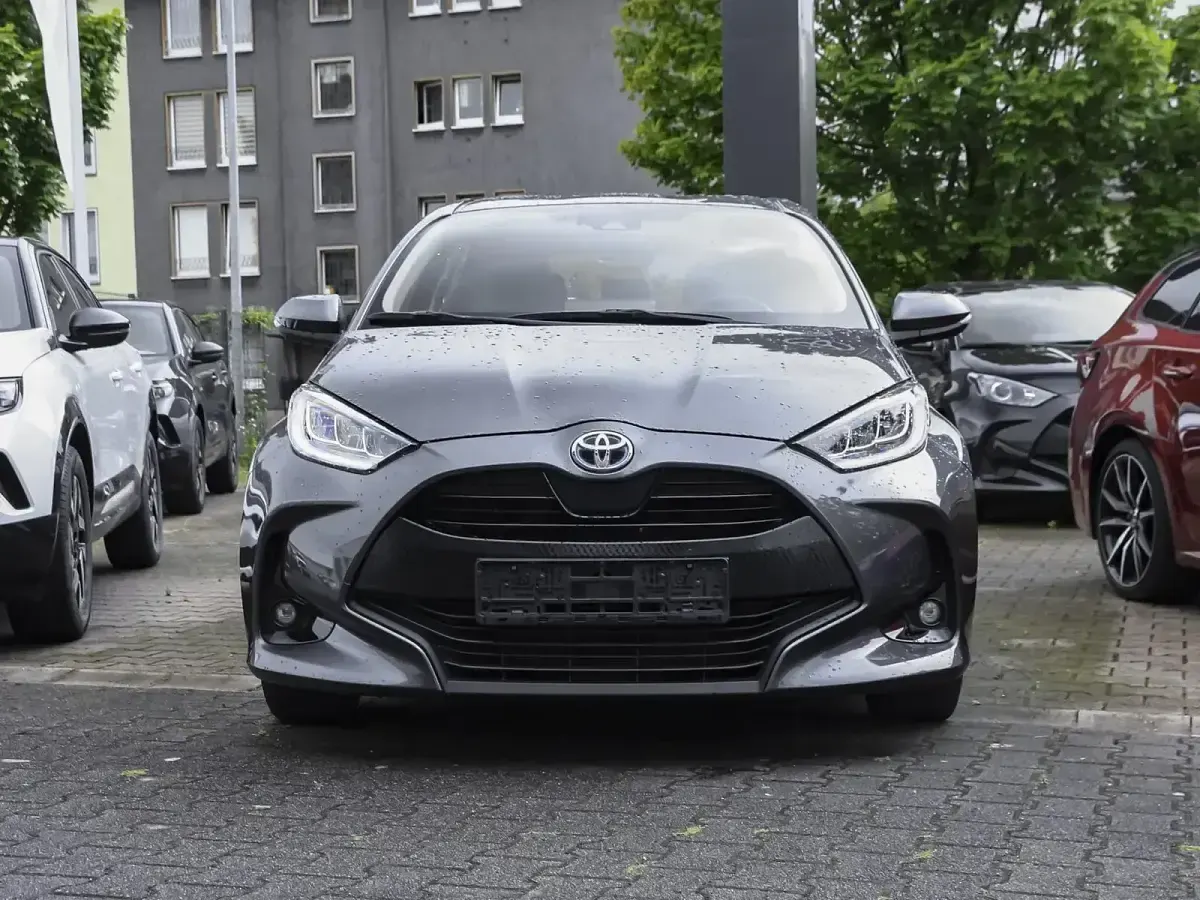 Gebraucht Toyota Yaris Basis 116 PS (85 kW) 2022 Marlingrau metallic Kleinwagen