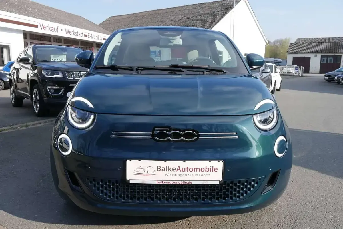 Gebraucht Fiat 500e La Prima 86 kW (118 PS) 2023 Ozean grün Kleinwagen