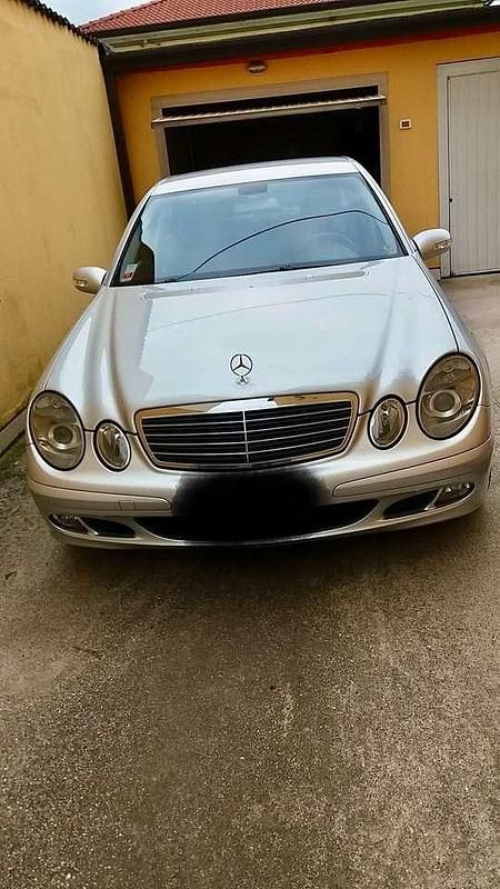Silber Gebraucht 2006 Mercedes E220 Classic Limousine | 5.500 € (Teuer) - Bild 1/4