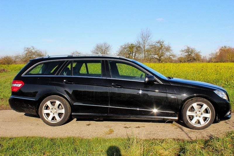 Schwarz Gebraucht 2010 Mercedes E250 Avantgarde Kombi | 7.900 € (Guter Preis) - Bild 1/4