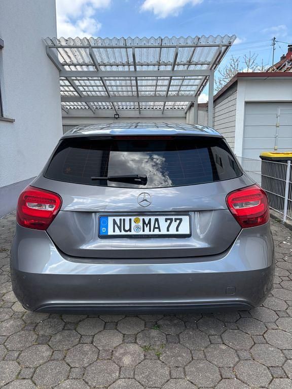 Gebraucht Mercedes A180 122 PS (89 kW) 2016 Grau Limousine
