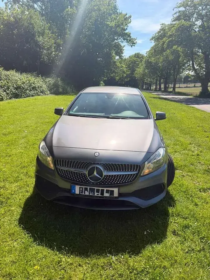 Gebraucht Mercedes A180 122 PS (89 kW) 2016 Grau Kleinwagen