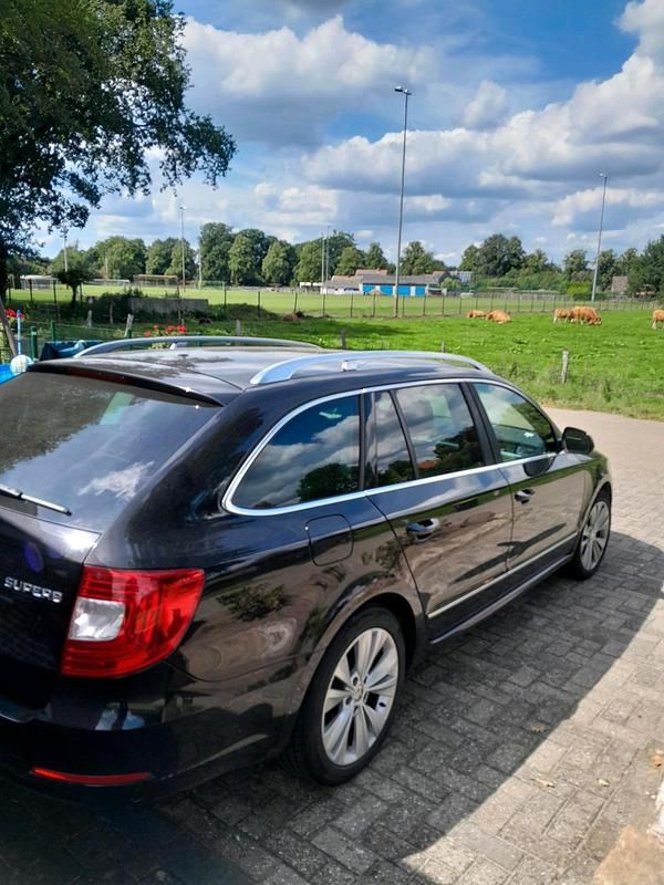 Schwarz Gebraucht 2013 Skoda Superb Kombi | 9.600 € (Fairer Preis) - Bild 1/4