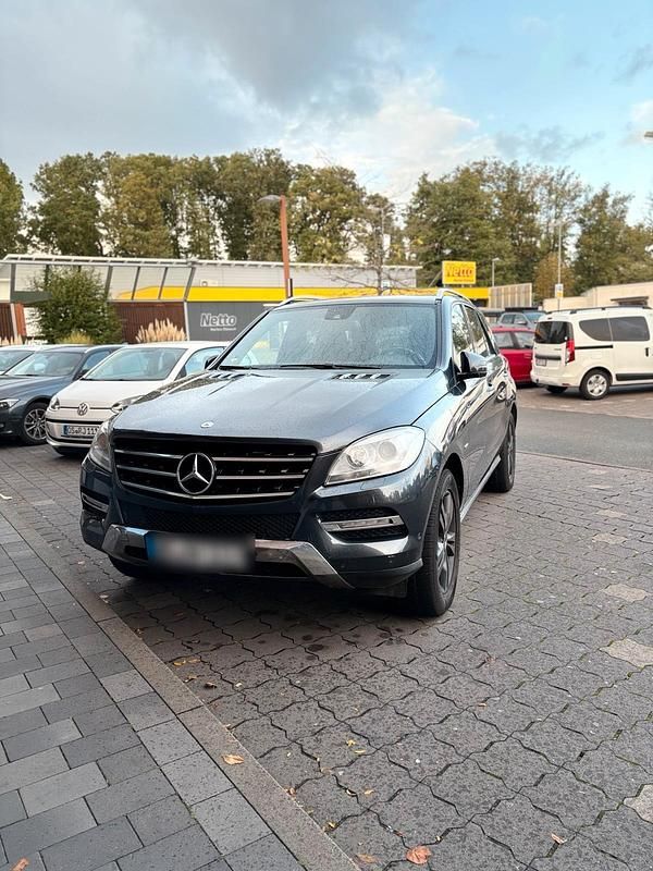 Grau Gebraucht 2011 Mercedes ML350 SUV | 13.700 € - Bild 1/4