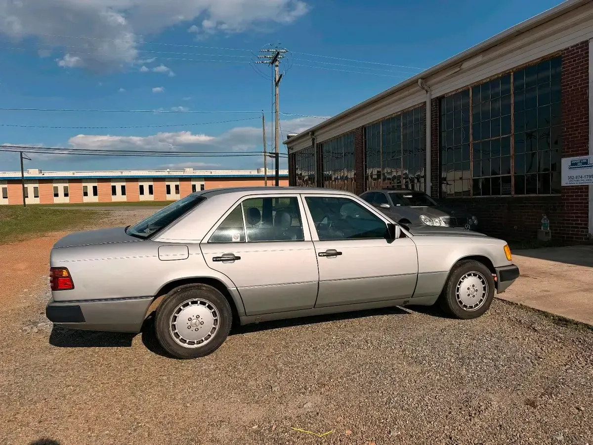 Gebraucht Mercedes E300 180 PS (132 kW) 1989 Silber Limousine