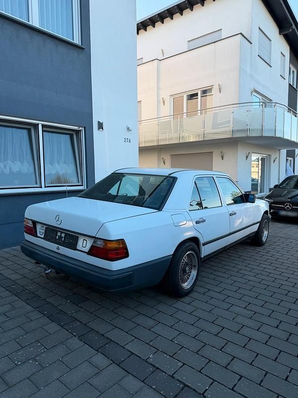 Gebraucht Mercedes E230 136 PS (100 kW) 1986 Weiß Limousine