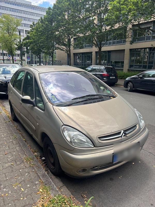 Beige Gebraucht 2003 Citroën Xsara Picasso Exclusive Van / Kleinbus | 1.699 € (Fairer Preis) - Bild 1/4