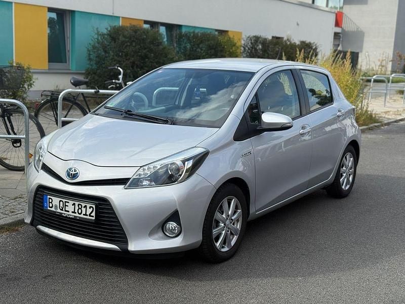 Silber Gebraucht 2012 Toyota Yaris Life Limousine | 8.500 € (Fairer Preis) - Bild 1/4