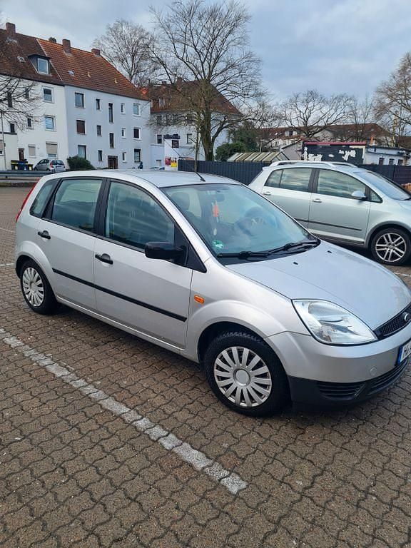 Gebraucht Ford Fiesta 60 PS (44 kW) 2004 Silber Kleinwagen