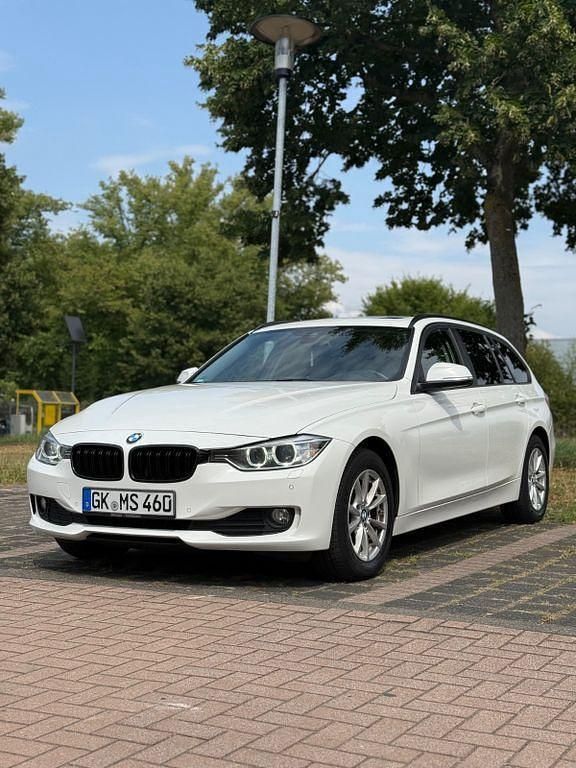 Weiß Gebraucht 2015 BMW 320 Kombi | 10.750 € (Fairer Preis) - Bild 1/4