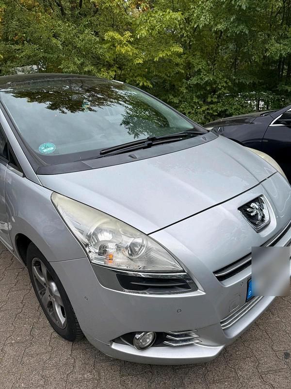 Silber Gebraucht 2012 Peugeot 5008 Van / Kleinbus | 5.350 € - Bild 1/4