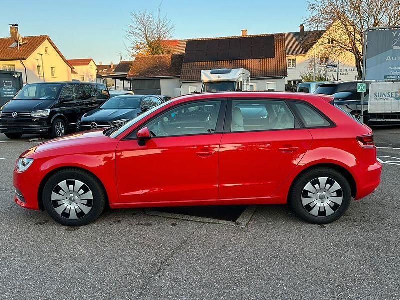 Gebraucht Audi A3 Attraction 140 PS (102 kW) 2013 Rot Limousine