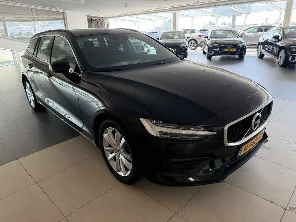 Gebraucht Volvo V60 Business Edition 163 PS (119 kW) 2021 Schwarz Kombi