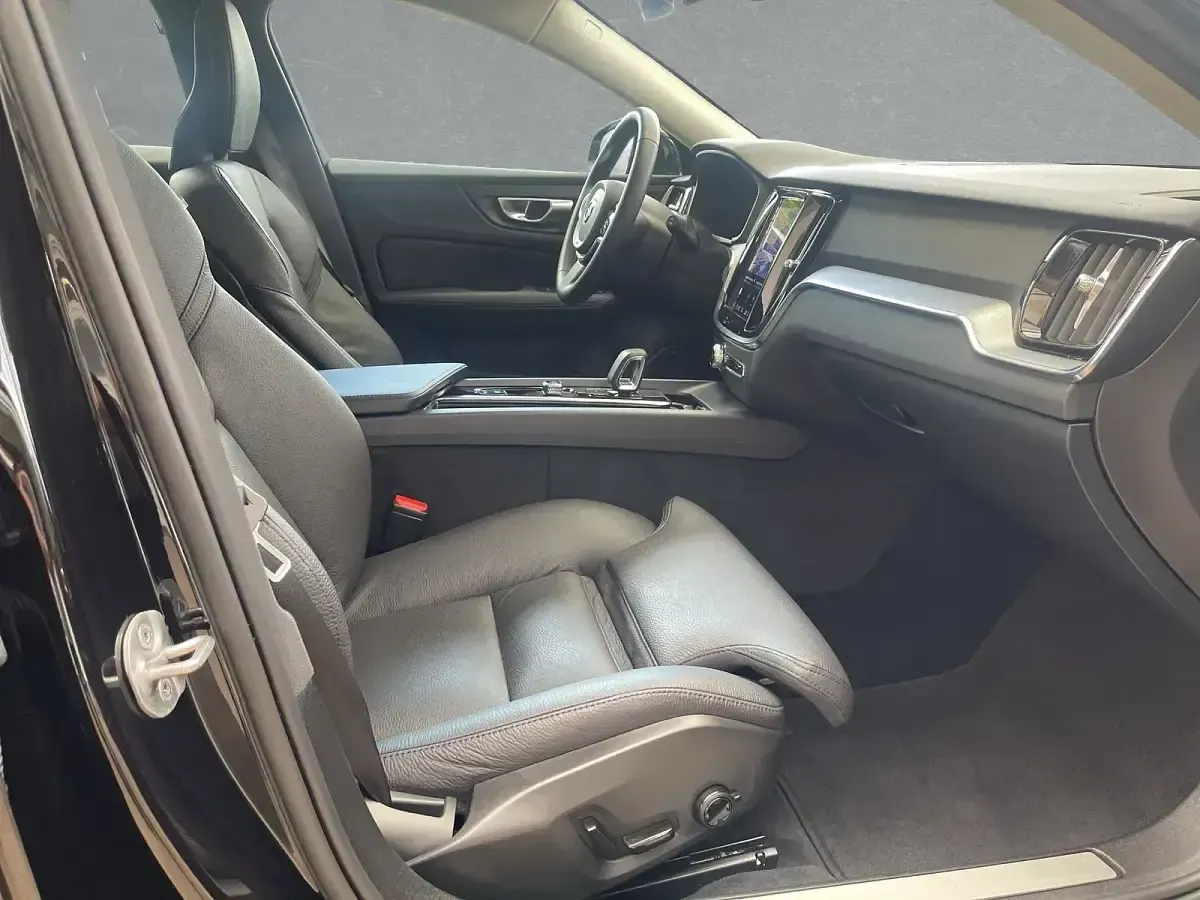 Gebraucht Volvo V60 Plus 197 PS (144 kW) 2023 Andere Kombi