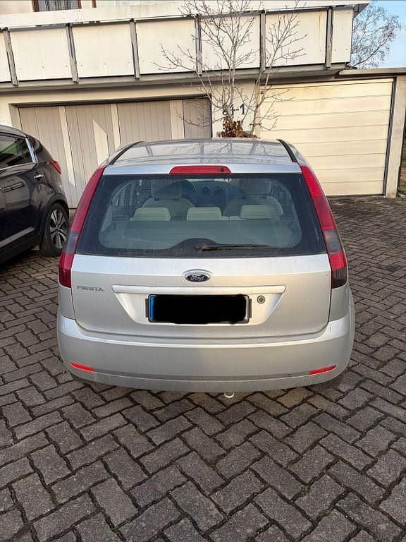 Gebraucht Ford Fiesta Ghia 69 PS (50 kW) 2003 Silber Kleinwagen